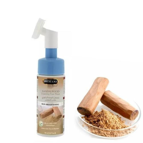 Un nettoyant moussant unique La sandale pour le visage avec une brosse nettoyante 3 en 1qui exfolie en douceur, enlève le maquillage et la saleté / 150 ml